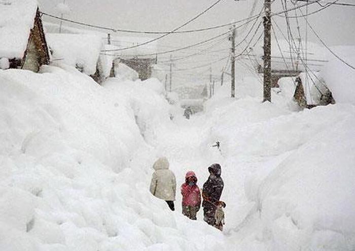 Очень большие сугробы. Снежные заносы. Снежные сугробы в городе. Много снега в Сибири. Сугробы в Сибири.