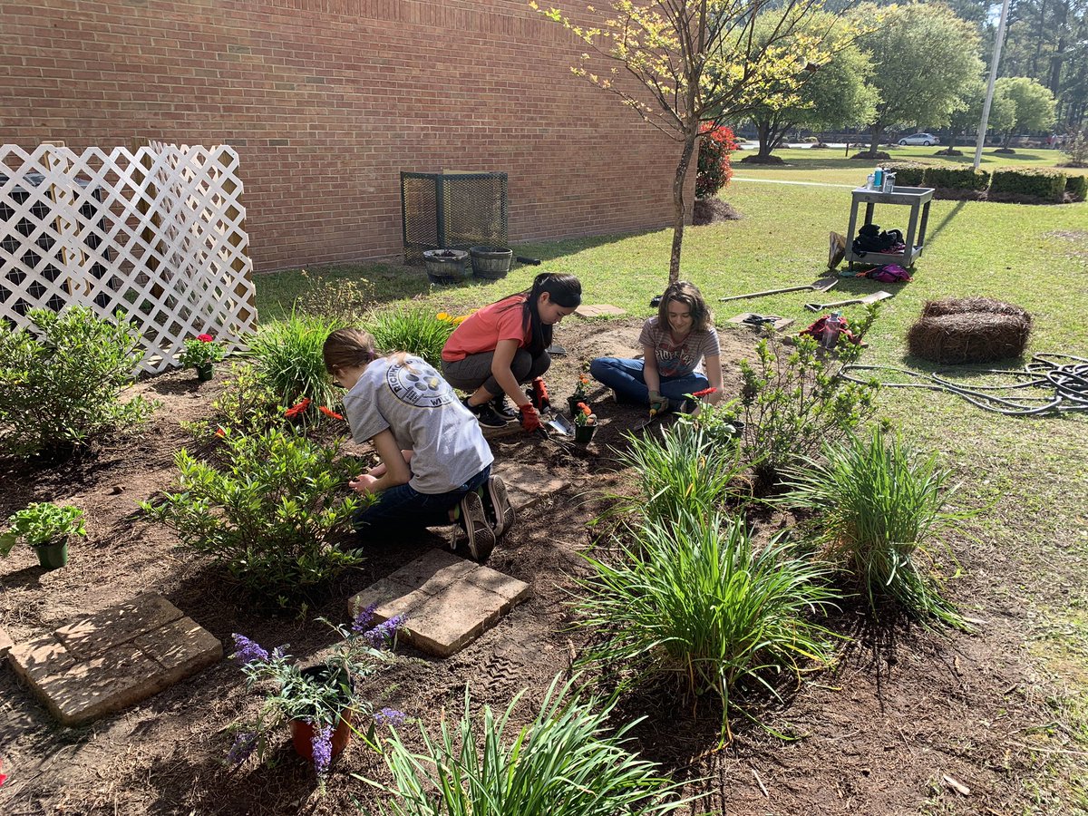 Campus beautification day. Sprucing up Dawn’s Garden. #BTH <a href="/RichmondHill_HS/">Richmond Hill High</a>