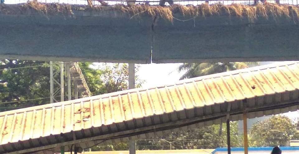 aashishjoshi00's tweet photo. Share this Pic as much as you can..this is Matunga Station Bridge..almost about to fall https://t.co/Rfh5wKbM3y