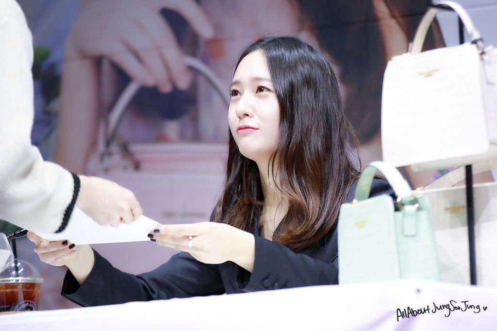 saveKRYSTAL's tweet photo. 정뀌욥(˘̩̩̩ε˘̩ƪ) https://t.co/9yuUAX7gUE