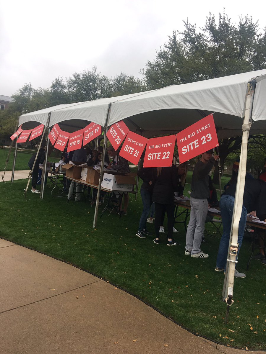 CommunitySMU's tweet photo. The #SMUBigEvent kick-off. @smu Students are getting ready to serve and volunteer at 23 service sites in the Dallas community. #worldchangersshapedhere https://t.co/KdO4xopqNA