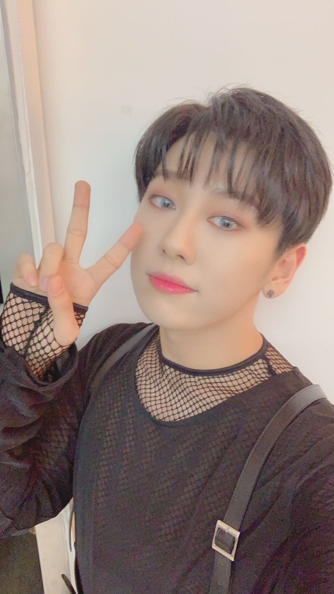 춤은 저리 멋있게 추고 셀카는 이리 귀엽게 찍고 간 태현이🤭✌ 사진 살짜쿵 풀고 갑니다 총총@@