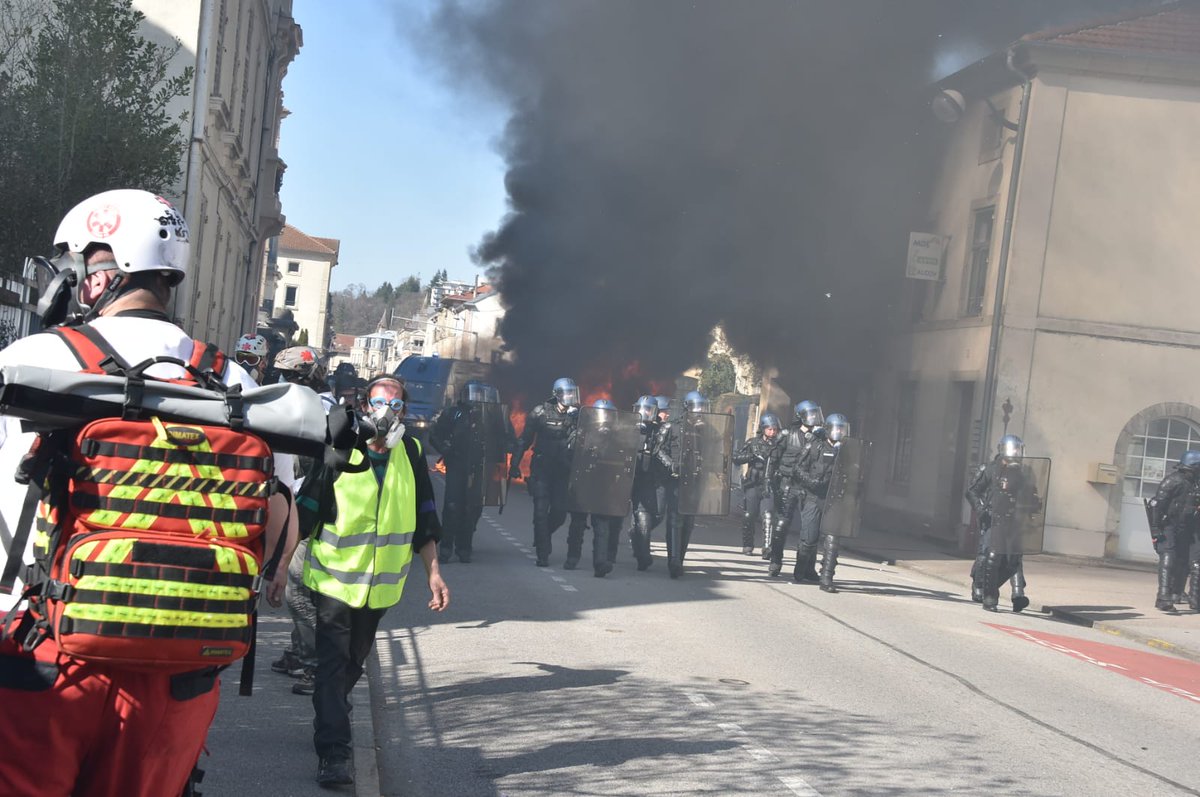 Gilets Jaunes 33 700 Personnes Ont Manifesté En France
