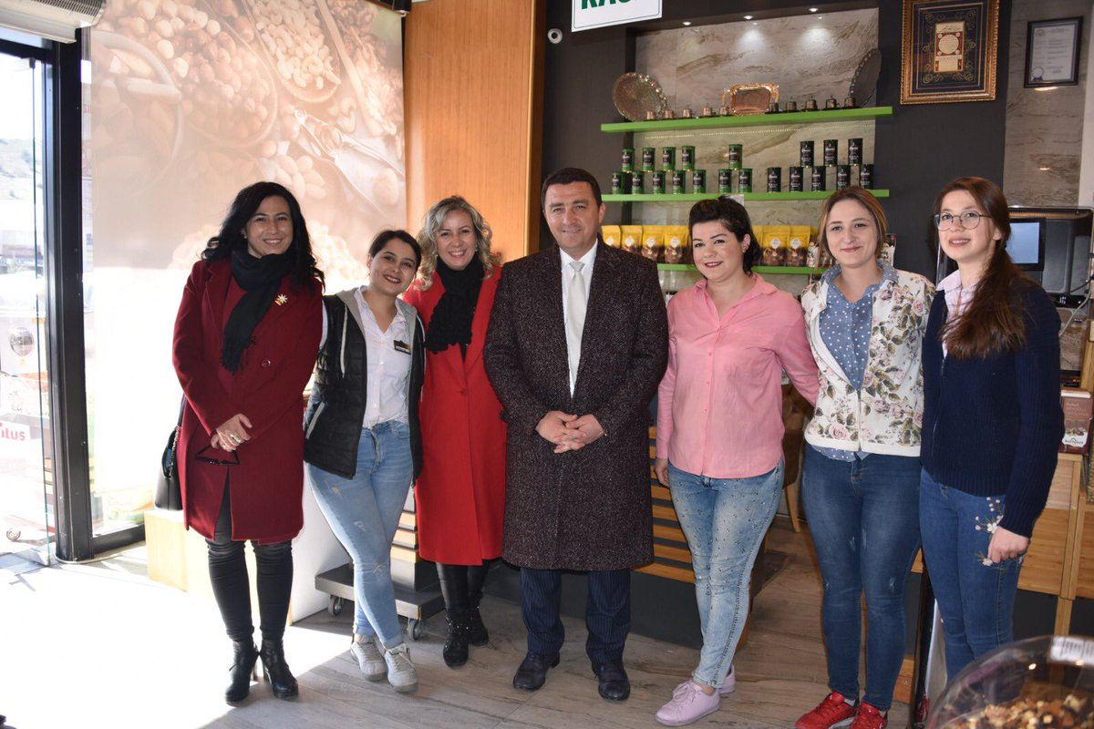 İlçemizde hizmet veren ve uğrak noktalarımızdan birisi olan Köfteci Yusuf ve Sarar Mağazası çalışanlarını ziyaret ettik. Sıcak sohbetleri ve misafirperverlikleri için teşekkür ederiz. Allah hayırlı kazançlar nasip etsin.