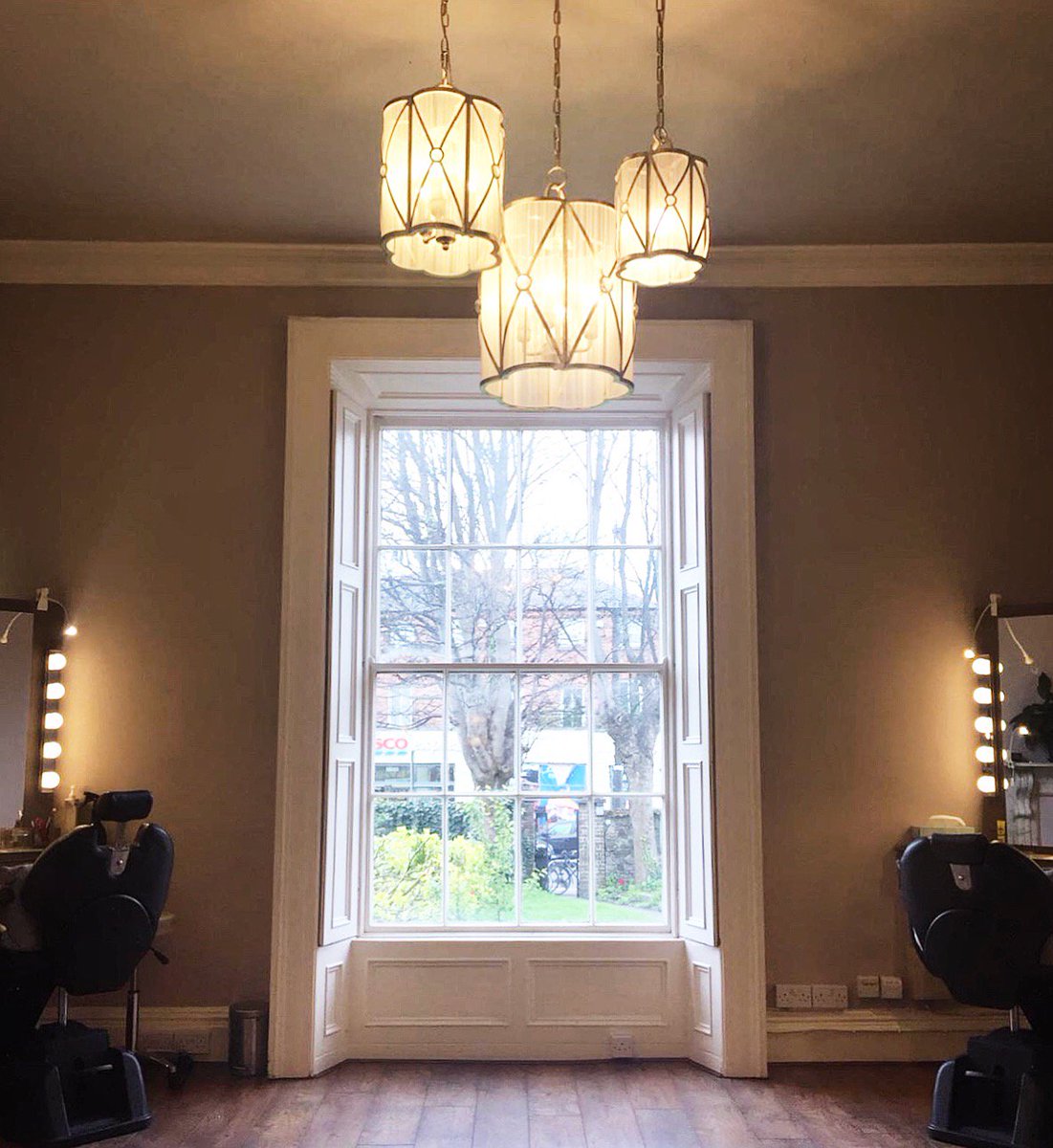 The_Brow_Artist's tweet photo. A moment of calm in Brow HQ this afternoon 💗

#browhq #dreaminteriors #georgianbuildings #farrowandball #interiors #dreamstudios https://t.co/S2GKxnVPhF