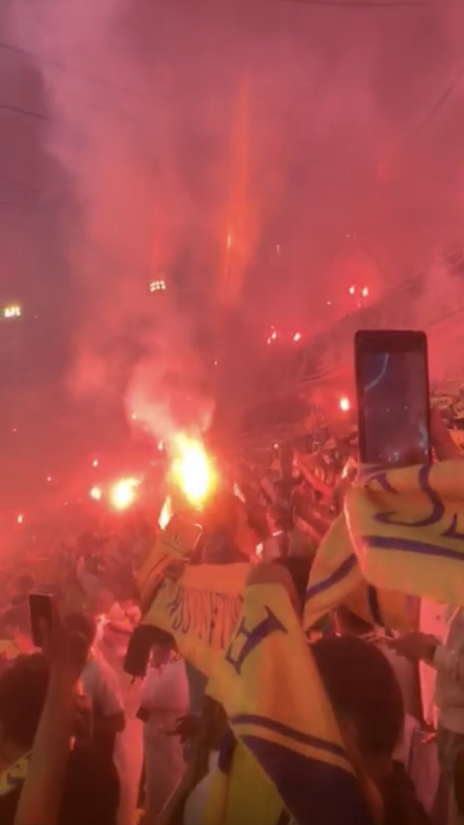 F7447's tweet image. #صداره_غصب

جانب من حضوري مع أسود المدرجات .
#مرجلة_بس