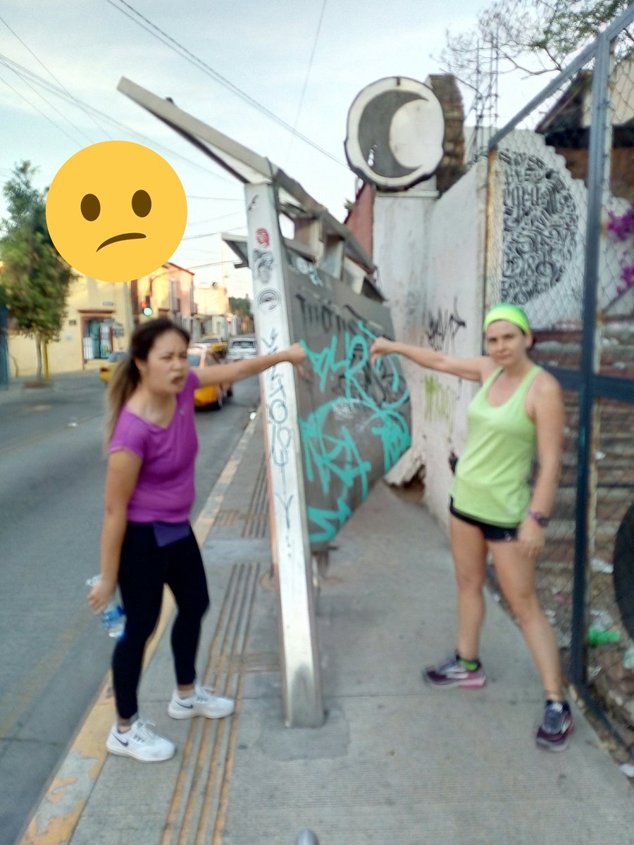 oaxruntours's tweet photo. #ReporteCiudadano 
Queremos banquetas ACCESIBLES en #Oaxaca. 
Ya van años que estos parabus impiden el libre paso.
Hoy, Eunice y Donna nos ayudan a concientizar nuestras autoridades.
@PeatonVigilante
@AtencionCdOax
@ComSocOax
@ComSegPubOax 
@TurismoOaxaca_
@oswaldogarciaj https://t.co/2QOwoiAhgb