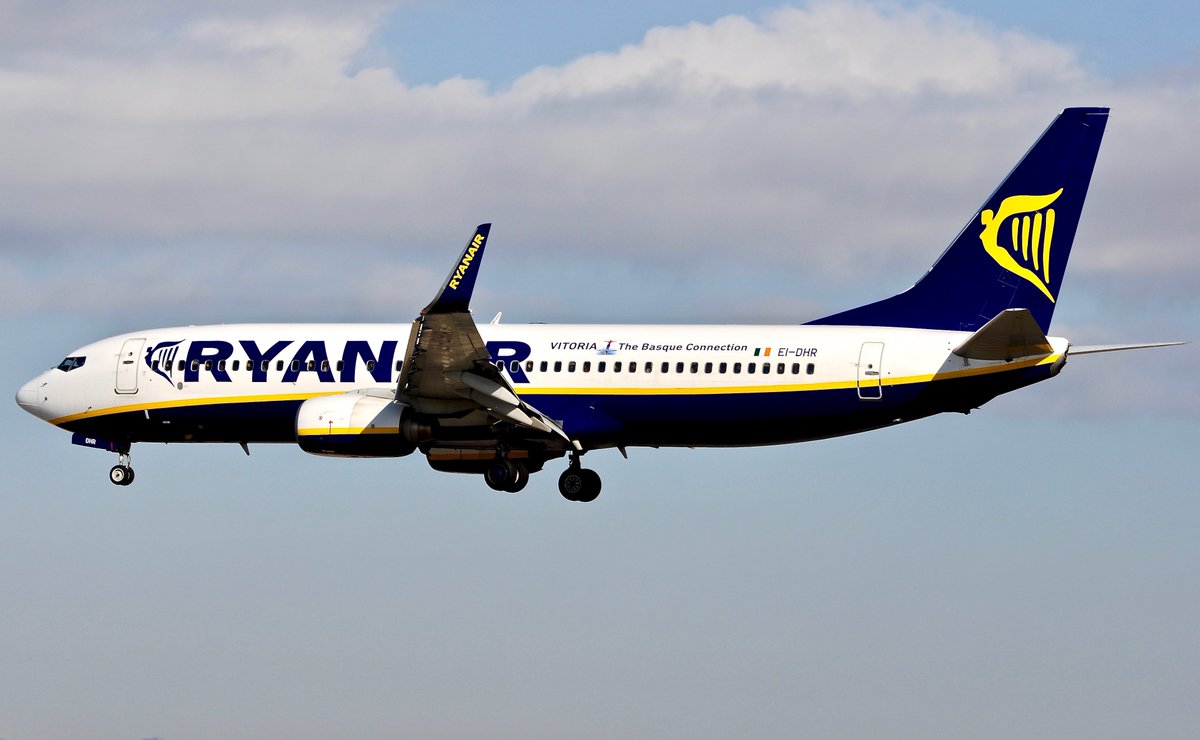 DXelprat's tweet photo. De @Ryanair_ES muy adecuado sticker "Vitoria The Basque Connection" @md_vit @spottersbcnprat @oscarmartinezco @spotter_bcnlebl @baselunarbeta @ertiodelatiza @TRPlanespotter @real_w_meyer @jclacruz @maikabcn @edelweiss330 @mike_aerobcn @spainspotter @kamal_gabriel @Carol_spotters https://t.co/HCveXLygjH