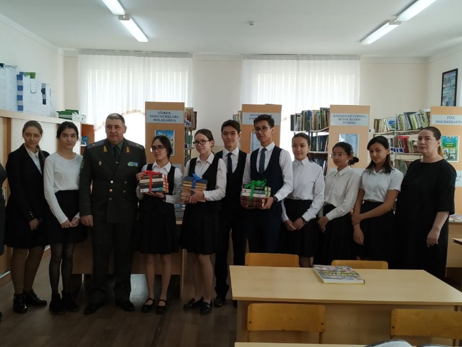 VanillaUz's tweet image. Замминистр обороны Эргашев П.И. подарил нашей библиотеке книги #kitobhadya #kitobchallenge #bookchallenge