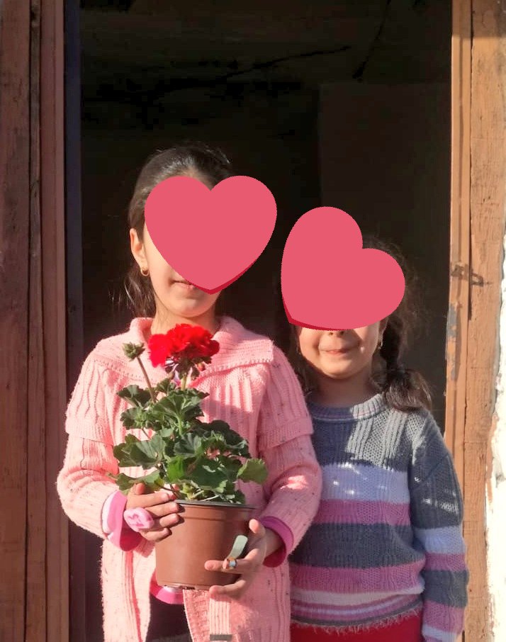 kkararinca's tweet photo. "Her minik tebessümünde ayrı bir cemre düşer yüreklere."🙂
Bahar kolisi dağıtımlarımız bugün de devam ediyor.🌺 https://t.co/qb70zZC5dG