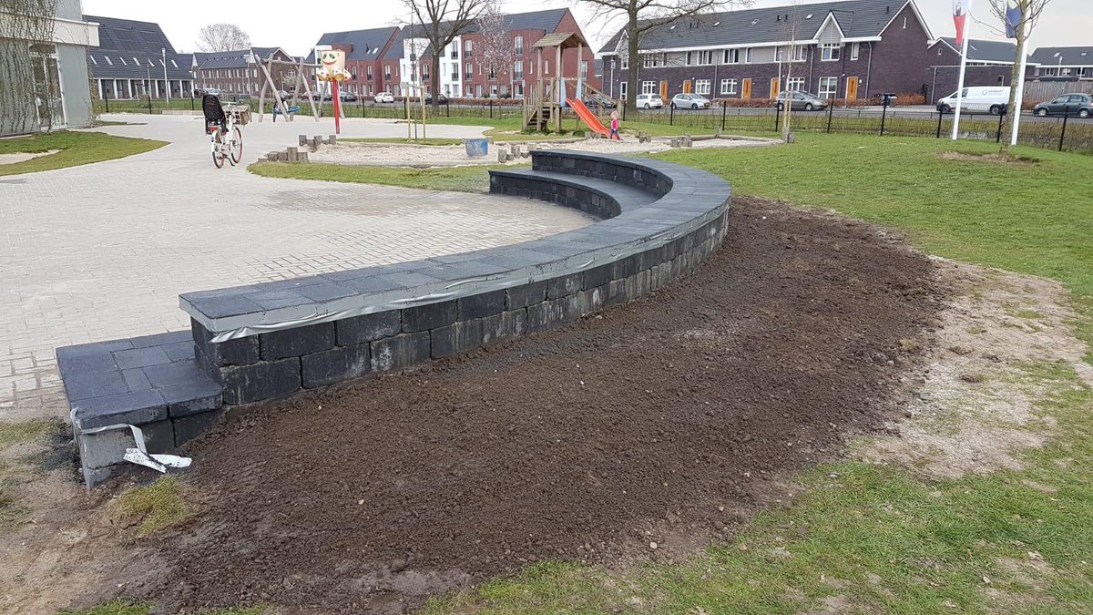 Dankzij Van Leusen jr en sr, Pauline, Eylem, Martijn, Anne Matthijs en Mark vandaag zelf het amfitheater gebouwd! Toppers! #appelsenperenactie EGO PGO Het Rooster