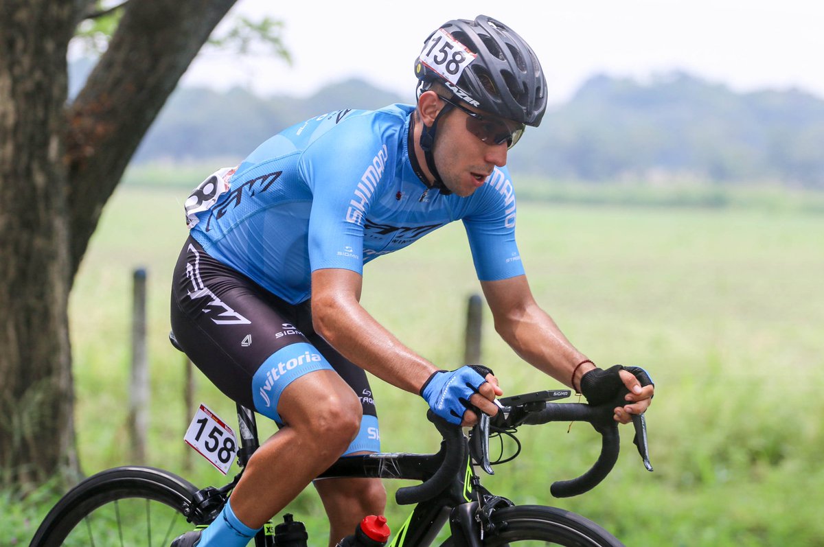 gw_bicycles's tweet photo. Trabajo en equipo, @Yeisonreyes97 y #NicolasCastro se quedan por @_brandon_2103 y entran al grupo. @Wilsons16681243 en punta de carrera #VueltaAlTolima 🚴 https://t.co/T7NZCoR6xO
