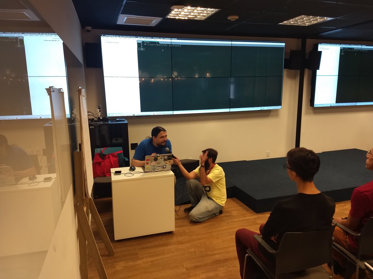 rafaelhenrique's tweet image. @danilobellini falando sobre Sanic no #grupysp