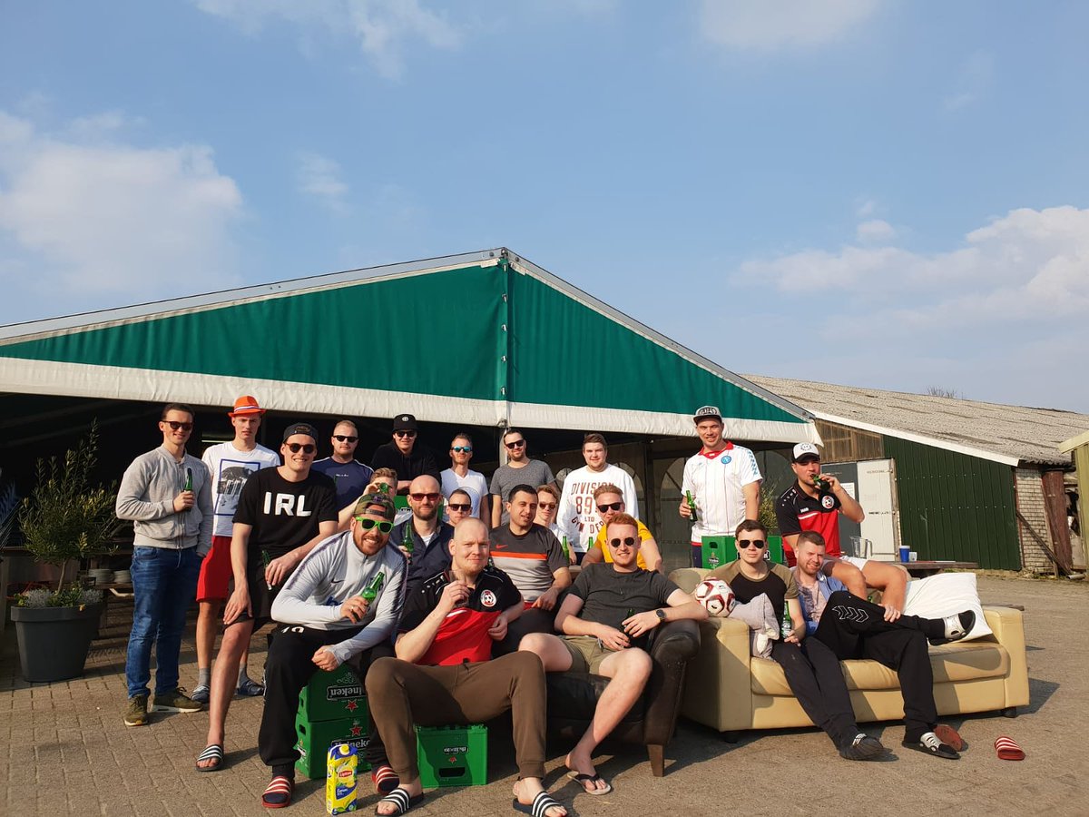 HZVV_4's tweet photo. Dit is een goed stel hoor! #hzvv #weekendjeweg ⚽🍺👌🏽🌞@hzvv https://t.co/8nHjmQaINS