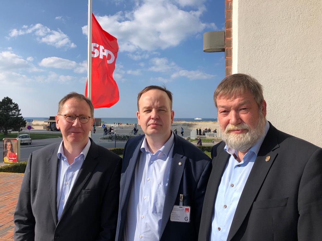 GdP MV (@gdp_mv) on Twitter photo Der #GdPMV Lavosi Schumacher heute auf Einladung der <a href="/SPDMV/">SPD MV</a> auf dem #Landesparteitag - ... hier im Gespräch mit <a href="/heikomirass/">Heiko Miraß</a> und <a href="/ralfmucha/">Ralf Mucha</a>
#ImGesprächBleiben 👮♂️👮♀️ Der #GdPMV Lavosi Schumacher heute auf Einladung der <a href="/SPDMV/">SPD MV</a> auf dem #Landesparteitag - ... hier im Gespräch mit <a href="/heikomirass/">Heiko Miraß</a> und <a href="/ralfmucha/">Ralf Mucha</a>
#ImGesprächBleiben 👮♂️👮♀️