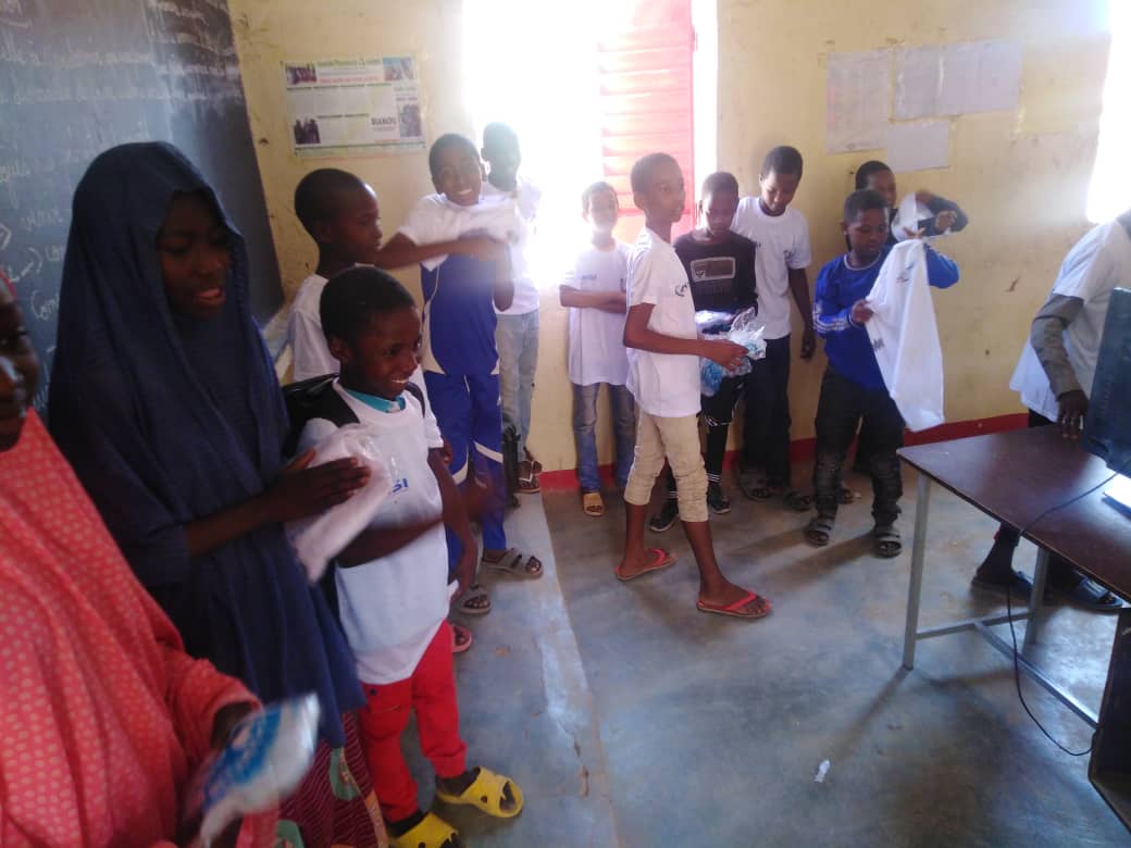 JPOTICNiger's tweet image. Les @JPOTICNiger, ça se passe aussi dans la cité de l&apos;Aïr #Agadez. 
Vivez en images 👇👇👇 la séance de coaching dispensée au Centre Ibrahim Oumarou où 3 écoles ont suivi la formation (Centre, Kantanga et Mixte) 💪👌👍

#Niger2.0 #Digital4Dev 🇳🇪

Cc @AnsiNiger