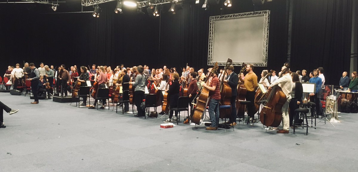 Aelodau'r gerddorfa wedi cael profiadau gwych yn ymarfer symffoni rhif 5 Tchaikovsky gyda'r <a href="/BBCNOW/">BBC NOW</a> heddiw.