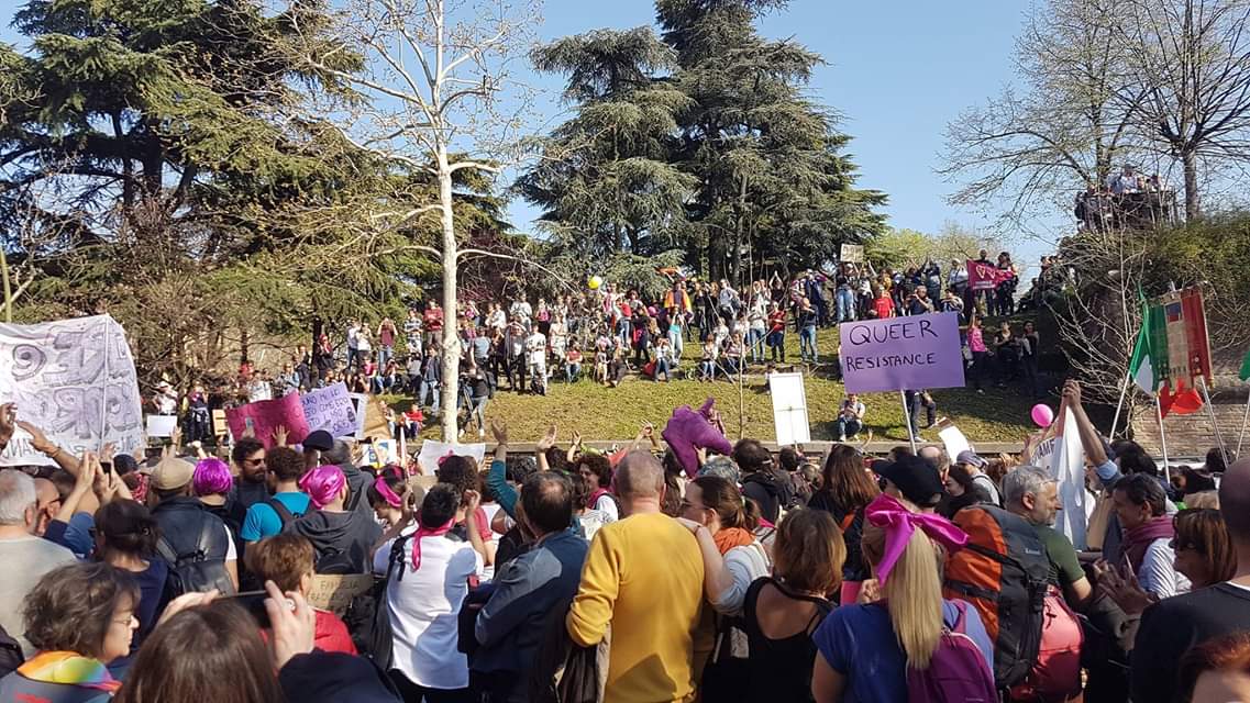 fpcgilromalazio's tweet photo. #PillOFF 👎
#RightsON 👍
L'unica famiglia è quella felice. I colori della piazza per oscurare l'oscurantismo, con tanta Fp #Cgil Roma e Lazio! Oggi e sempre #NoPillon, si ai diritti. DI TUTTI.
#NoWCFVerona
#CiSiamo https://t.co/j25Iq2yqbq