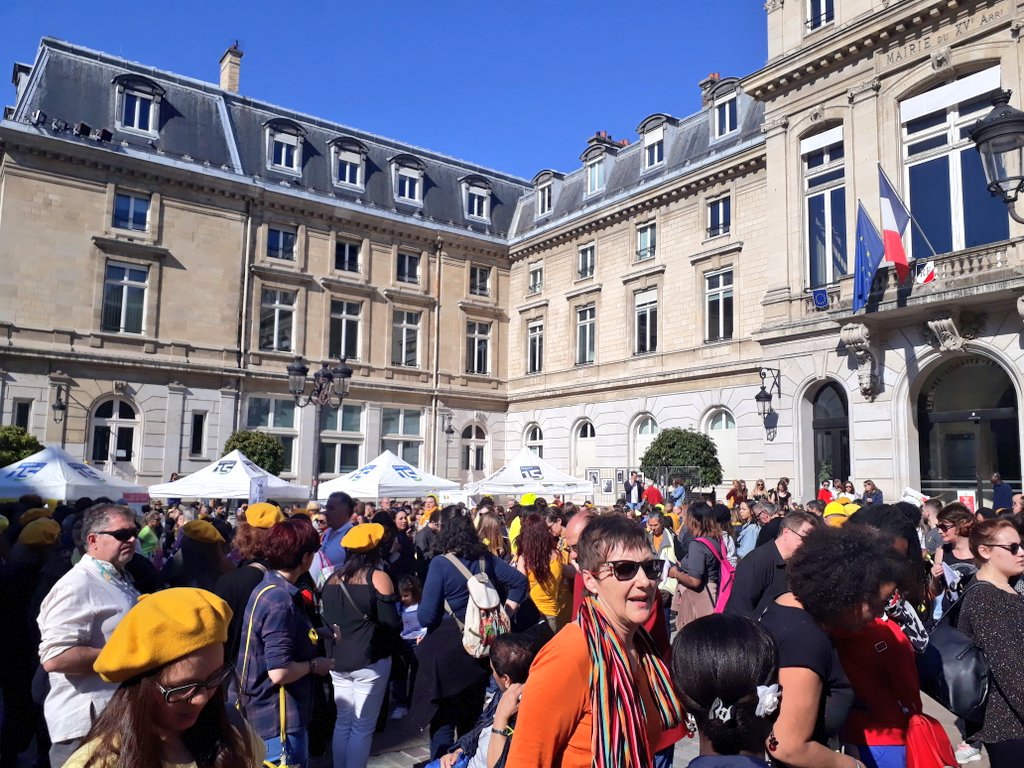 Helenebidard's tweet photo. Beaucoup de monde et le soleil avec nous à l'#endomarch @Paris pour la reconnaissance de l'#endometriose et surtout des moyens réels pour les femmes atteintes de la maladie, n'est ce pas Madame @agnesbuzyn ? https://t.co/WQ6gtbQ03p
