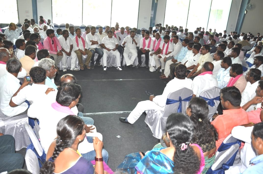 TSandamalla's tweet photo. కాబోయే కేంద్రమంత్రి బోయినపల్లి వినోద్ అన్నను అఖండ మెజారిటీతో గెలిపించేందుకు కార్యకర్తలు కష్టపడి పనిచేయాలని,చొప్పదండి ముఖ్య కార్యకర్తల సమావేశంలో ప్రసంగిస్తున్న MLA సుంకే రవిశంకర్ అన్న.
ఈ సమావేశంలో జిల్లా గ్రంథాలయ చైర్మన్ ఏనుగురవీందర్రెడ్డిఅన్న,కార్యకర్తలు, పాల్గొన్నారు.. https://t.co/dRfJ2ROR66