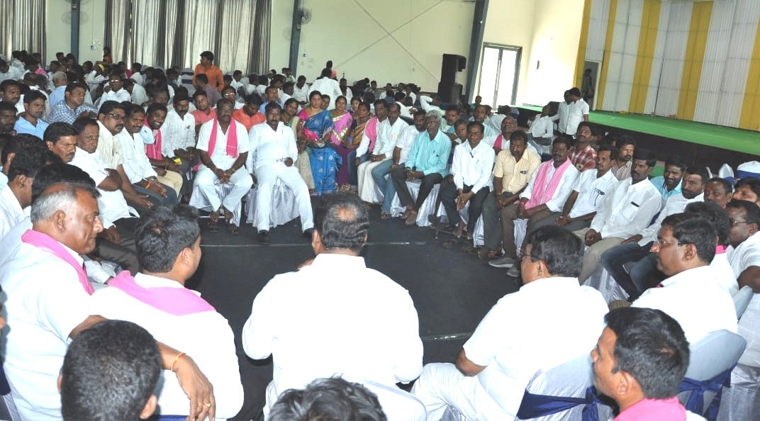 TSandamalla's tweet photo. కాబోయే కేంద్రమంత్రి బోయినపల్లి వినోద్ అన్నను అఖండ మెజారిటీతో గెలిపించేందుకు కార్యకర్తలు కష్టపడి పనిచేయాలని,చొప్పదండి ముఖ్య కార్యకర్తల సమావేశంలో ప్రసంగిస్తున్న MLA సుంకే రవిశంకర్ అన్న.
ఈ సమావేశంలో జిల్లా గ్రంథాలయ చైర్మన్ ఏనుగురవీందర్రెడ్డిఅన్న,కార్యకర్తలు, పాల్గొన్నారు.. https://t.co/dRfJ2ROR66