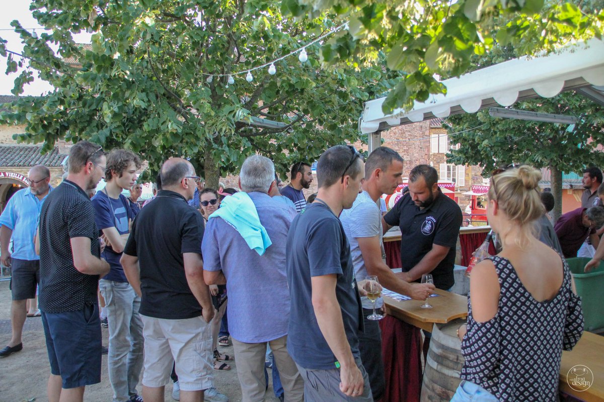 Fetedescrus's tweet photo. Les Nuits du Vin c'est deux soirées pour découvrir les vignerons et leurs Juliénas, et même quelques blancs et rosés pour se rafraîchir, le tout en musique!
#beaujolais #julienas #nuitsduvin #NDV2019 #tasting #degustation #musique #music #vin #wine #vigneron #rencontre #fete https://t.co/T5LvgfQ7NE