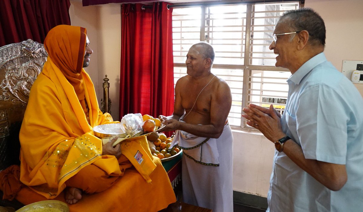 SriSamsthana's tweet photo. ಕಾಂಚೀ ಶ್ರೀಮಠದಲ್ಲಿ ಮೊನ್ನೆಯಷ್ಟೇ ಲಭಿಸಿದ ಪರಮಪ್ರೇಮದ ಸ್ಮರಣೆಯು ಇನ್ನೂ ಹಸಿರಾಗಿರುವಂತೆಯೇ ಜಗದ್ಗುರು ಪೀಠದಿಂದ ಮತ್ತೊಮ್ಮೆ ಪರಮಾದರದ ಅಭಿವ್ಯಕ್ತಿ!

ಕಾಂಚಿಯ ವರ್ತಮಾನ ಶಂಕರಾಚಾರ್ಯರು ಕೊಡಮಾಡಿದ ಅಮೂಲ್ಯವಾದ ಉಡುಗೊರೆಗಳೊಂದಿಗೆ ಇಂದು ಗಿರಿನಗರದ ನಮ್ಮ ಶ್ರೀಮಠಕ್ಕೆ ಆಗಮಿಸಿದ ಕಾಂಚೀ ಪೀಠದ ಪ್ರತಿನಿಧಿಗಳು..

#ನೈಜ_ಶಂಕರಪೀಠದ_ನೈಜ_ಪ್ರೇಮ https://t.co/51VzYuybqU