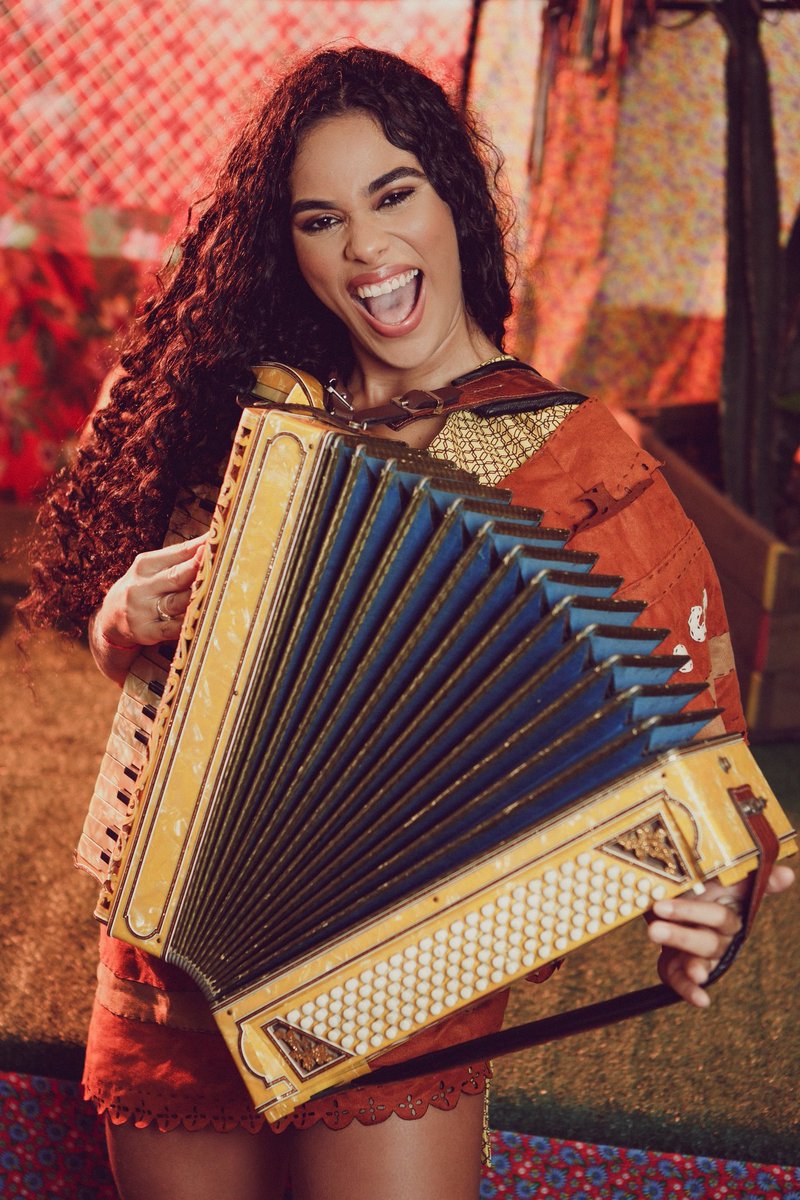 ElanaValenaria's tweet photo. Boa tarde Calorento, gostaram do ensaio? Quem ainda não viu corre pro @gshow

Fotos: Isabella Pinheiro 
Entrevista: Ariane Ducati
Produção: Juliana Pinna
Maquiagem: Fernanda Loge
Cabelo: Monalisa Germano
Agradecimentos: Feira de São Cristóvão, Barraca da Chiquita e Marcelo Mimoso https://t.co/jvJHQbGmUV