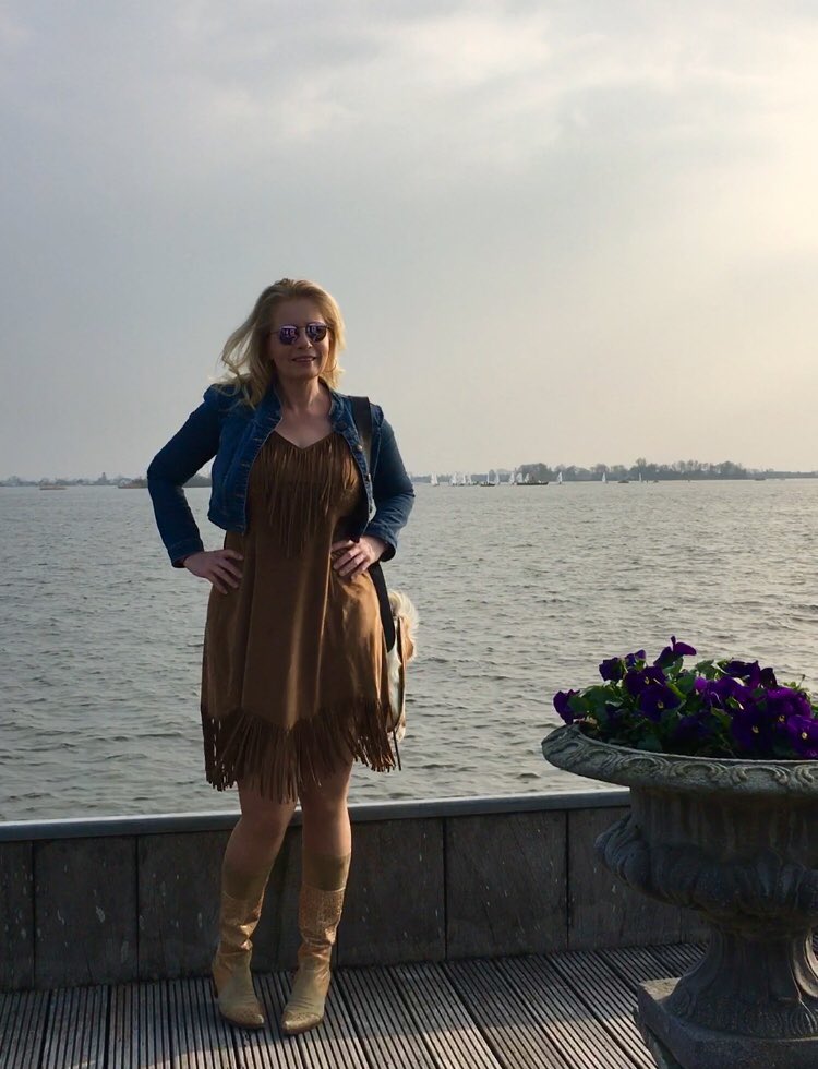 mariannezw's tweet photo. Als de strandfeesten weer beginnen en je besloten hebt dat je nog een seizoen mee kan #veertiger 👵🏻👵🏻👵🏻 https://t.co/jyl3Zcircf