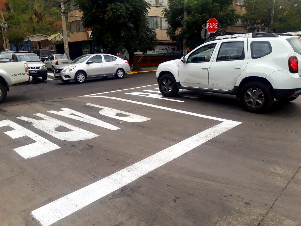 Con el objetivo de mejorar la visibilidad y seguridad, el Equipo de Operaciones y Emergencias realiza mantención de pintura vial entre Avenida Perú y calle Rapa Nui #VivirMejorEsPosible