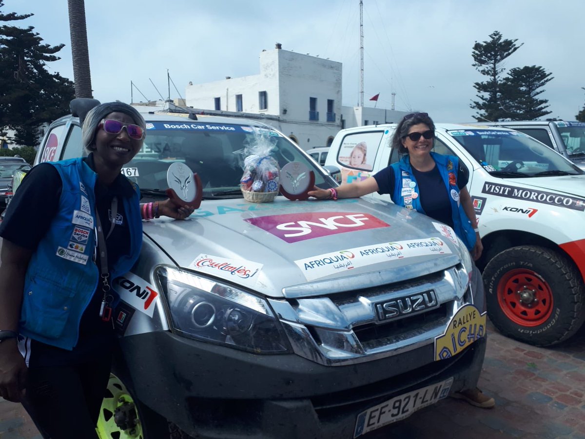 SNCFReseau's tweet photo. Après 9 jours d’aventure dans le désert Marocain, Dianeba, agent de la Surveillance Générale et Catherine, Responsable Ressources Humaines chez @SNCFReseau ont franchi la ligne d’arrivée du @Rallye_Gazelles.

Plus d’infos sur ce rallye 100% féminin : https://t.co/NoplkdSjdi https://t.co/uMorinxr8e