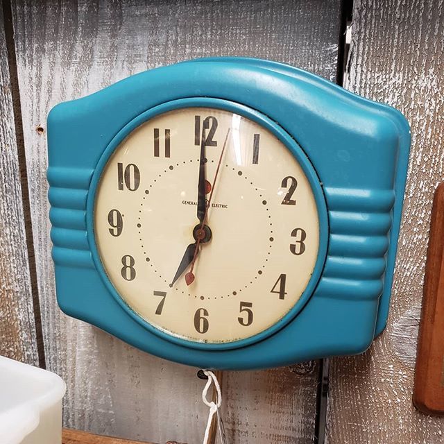 4StreetAntiques's tweet image. Look at this yummy, vintage Wall Clock 💙 I love this style! So cute, thank you dealer 1207 for offering the coolest stuff in your shop!! .
.
This baby is $55 😉 perfect for your #kitchy kitchen!
.
.
________💙
#vintageclocks #keepingtime #vintagekitchen #kitchendecor #kitchyki…