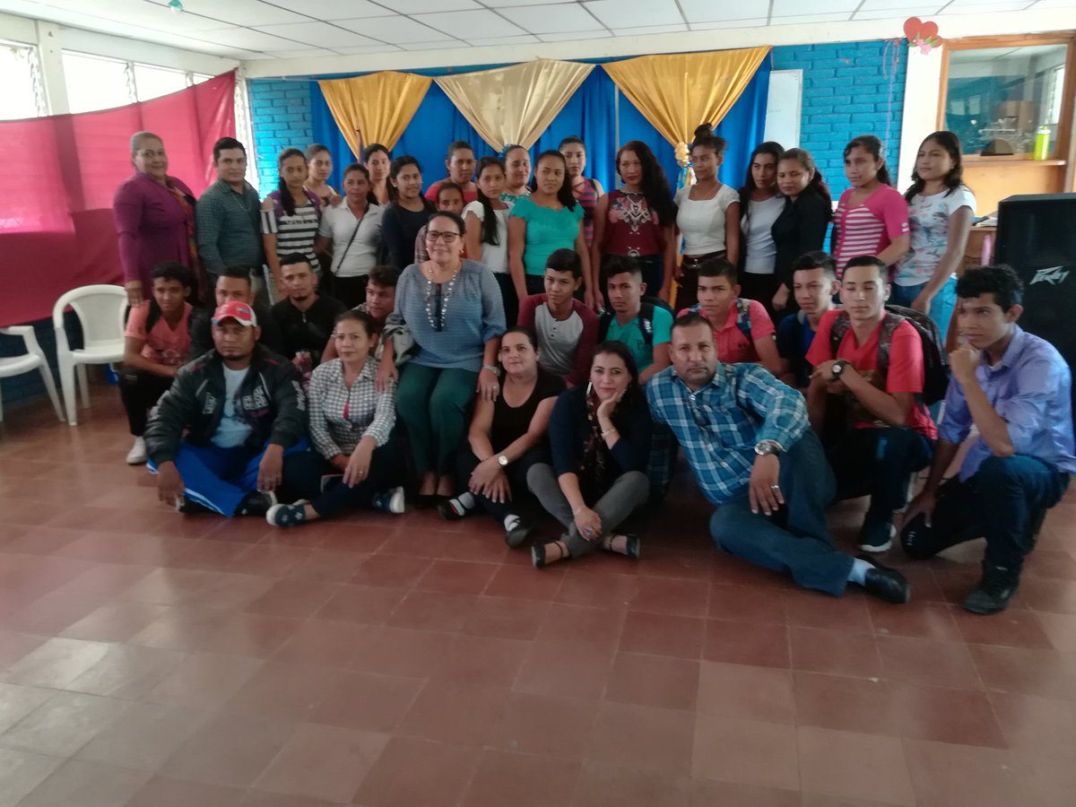 LucyMerlo7's tweet photo. #EnVicyoriasEducatvasInauguración del curso de formacion docente con estudiantes de la secundaria a distancia  en el campo. Un logro mas de nuestro Gobierno Sandinista continuando con la continuidad educativa en El Jicaro Nueva Segovia.@AmorNicaraguaD6 🇳🇮🔴⚫😎 https://t.co/exJeYCNKU5