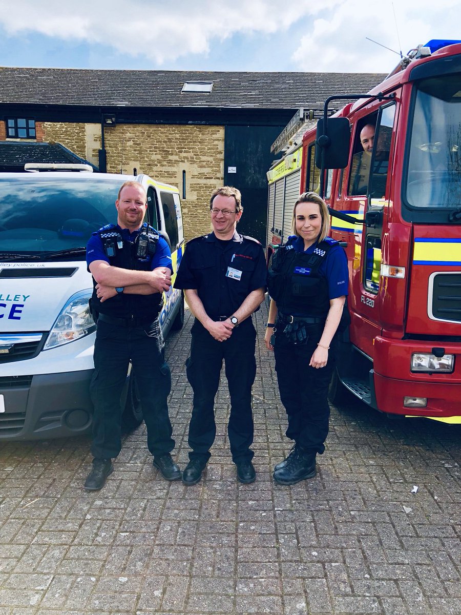 TVP_Oxfordshire's tweet photo. Trumpton wanted a picture with us, aww bless. How could we say no?!? #OFRS #EmergencyServices #TheyLoveUsReally #FirefightersNeedHeroesToo #BlackbirdLeysNHPT #C6772 https://t.co/QzEBLBY5Xr