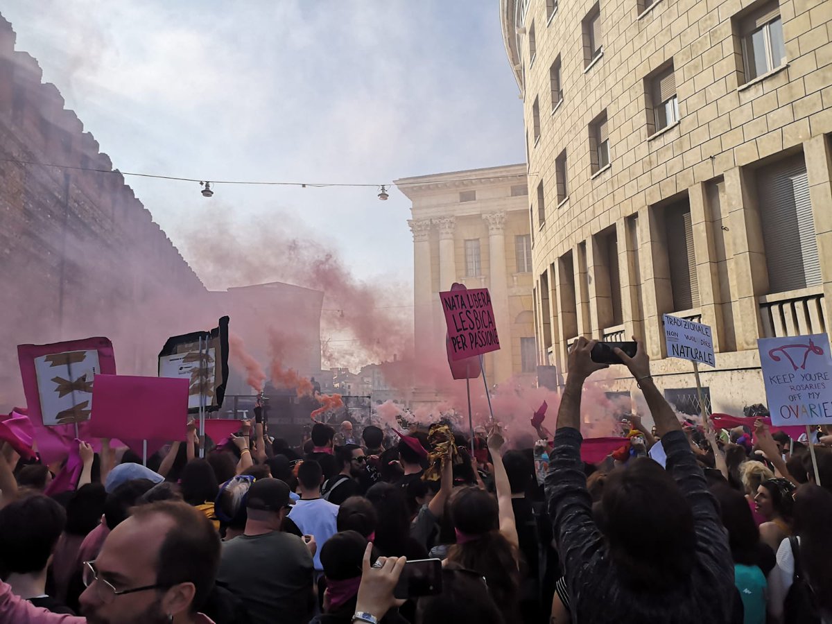 Lab_Crash's tweet image. Oggi #verona è femminista! Distruggiamo patriarcato e fascismo e conquistiamo un vero diritto all&apos;aborto, al divorzio e alla salute per e con tutte le donne del mondo! #NonUnaDiMeno
