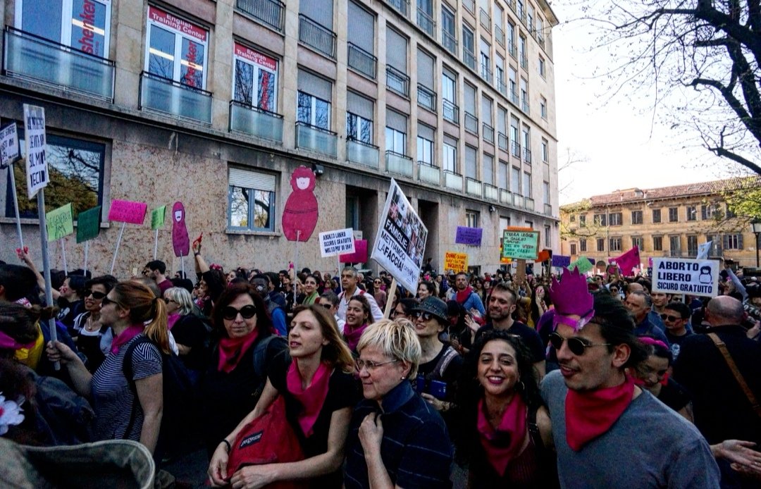 Lab_Crash's tweet image. Oggi #verona è femminista! Distruggiamo patriarcato e fascismo e conquistiamo un vero diritto all&apos;aborto, al divorzio e alla salute per e con tutte le donne del mondo! #NonUnaDiMeno
