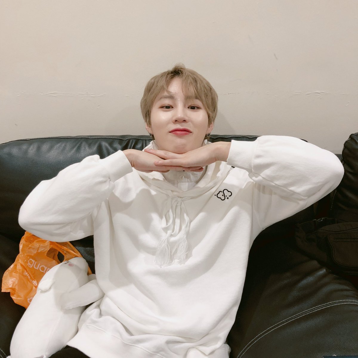 [☁️]

구르미를 보러 와주신 방콕 하늘 여러분 덕분에 정말 많이 행복했습니다! 너무너무 감사합니다💜💙💛

#하성운
#HASUNGWOON
#MyMoment