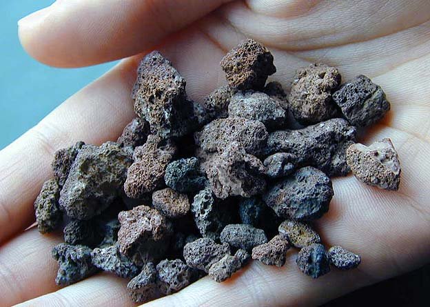 asalmendez's tweet image. Caída de #Tefra

Fragmentos de material volcánico con tamaño entre 2 mm (#ceniza) y 6.5 cm (#lapilli). Está compuesta por ceniza y pómez y es expulsada a la atmósfera al momento de una explosión en el cráter.