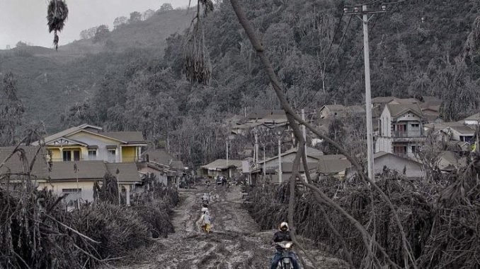 asalmendez's tweet image. Caída de #Tefra

Fragmentos de material volcánico con tamaño entre 2 mm (#ceniza) y 6.5 cm (#lapilli). Está compuesta por ceniza y pómez y es expulsada a la atmósfera al momento de una explosión en el cráter.