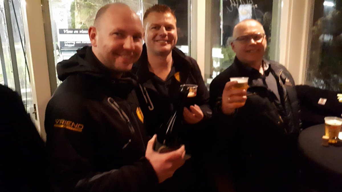 De technische staf en de vice-vz drinken een speciale #hertogjan op het zoet van de overwinning in de #stadsderby. #mscalc