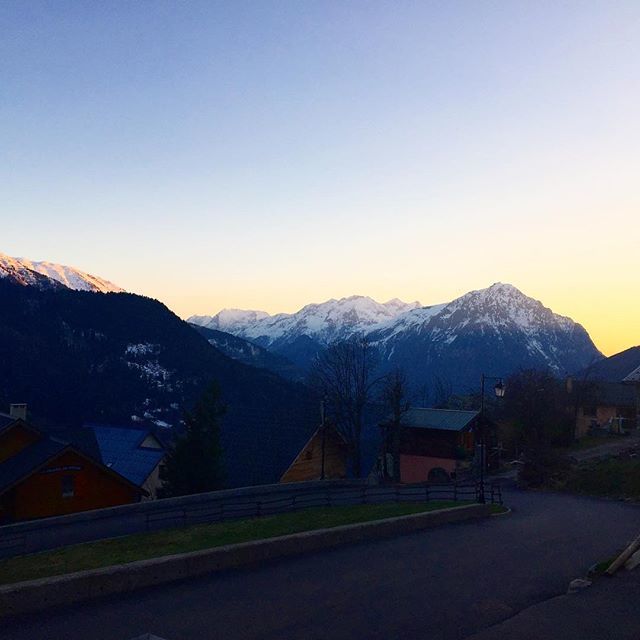 Dernière nuit sur Vaujany... on a mis des couleurs à nos joues, un grand bol d’air dans nos poumons, on a mis notre quotidien au ralenti et on s’est fabriqué des jolis souvenirs. 🥰 ift.tt/2JSNXF2