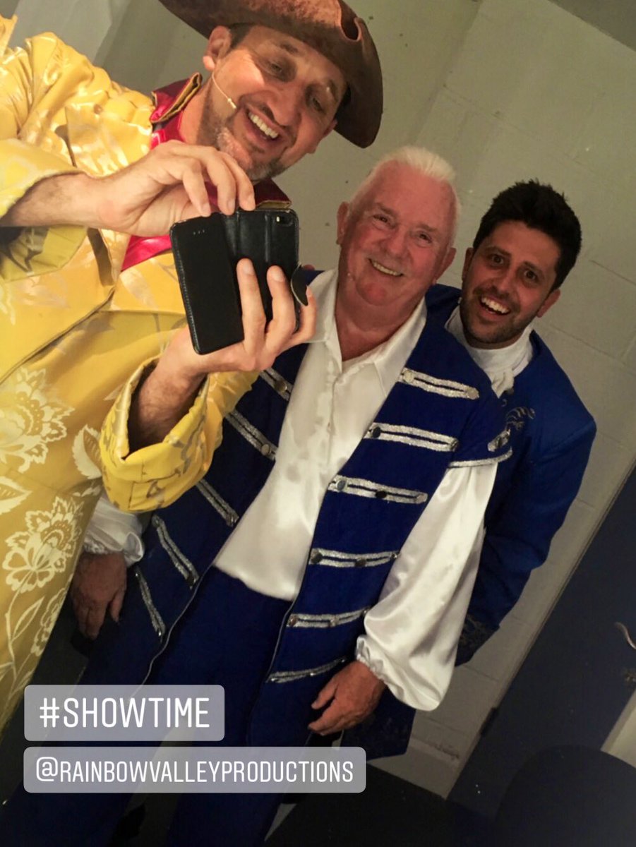 RupertMoon's tweet photo. The three amigos ......
@owenmoneycomic Buttons @jameshuwwilliam Prince & me #ThBaron 😂👌👍
@TorchTheatre
#ButtonsUndone #Panto #SellOut https://t.co/2hRZmvyZi8