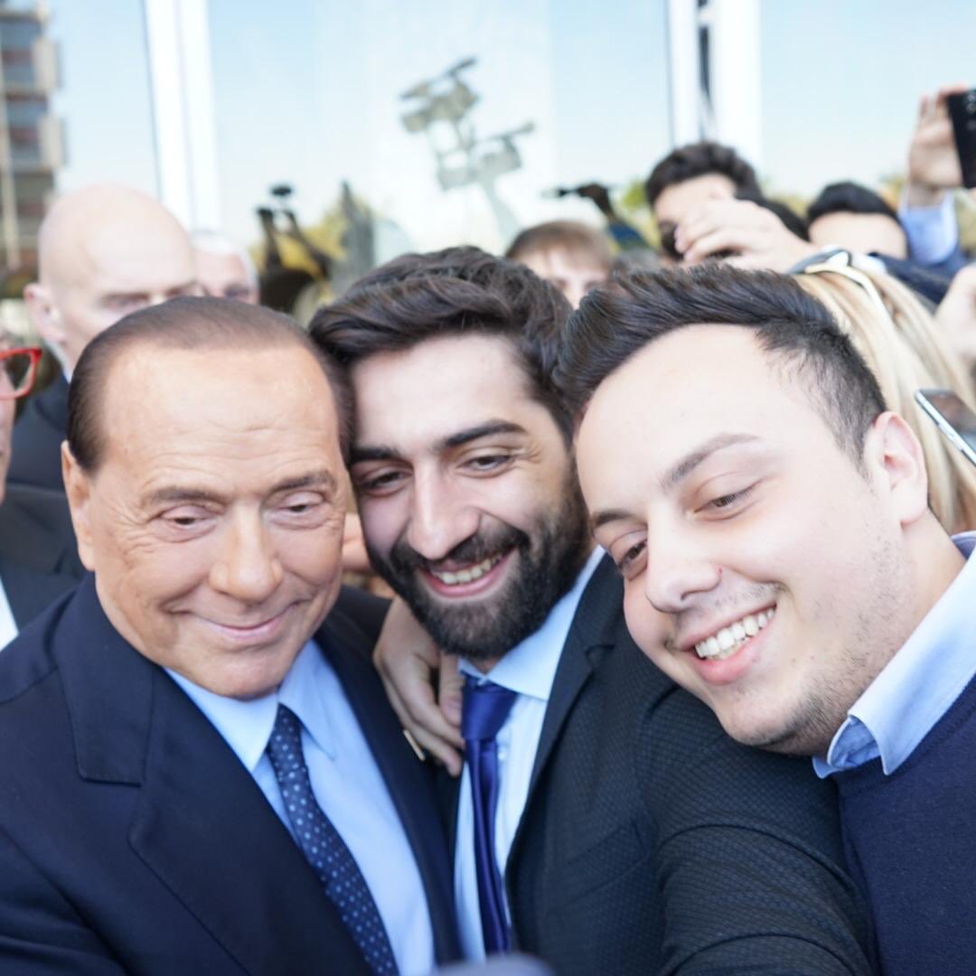 berlusconi's tweet image. Oggi è stata una grande giornata di festa per celebrare la nostra lunga #storia. Grazie a tutti voi per l’entusiasmo e l’affetto che mi avete dimostrato. Ora continuiamo a costruire insieme il futuro dell’#Italia e dell’#Europa! #forzaitalia