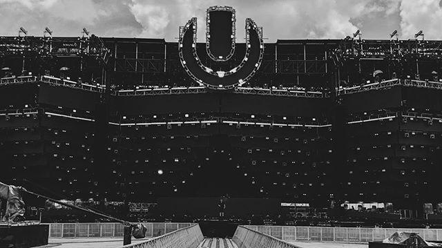 Trying to blend into the stage 🎬