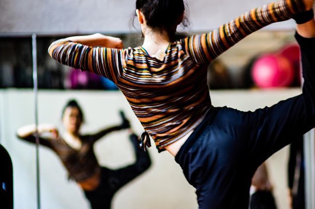 BSPdancearts's tweet photo. In rehearsal for #danceofthediagram at the @natmathfestival #2019NMF .
๐ธ @devball .
๐๐ป @sueishige .
#dancer #barkinselissenproject #dancephotography #reflection https://t.co/iIXS0465vU
