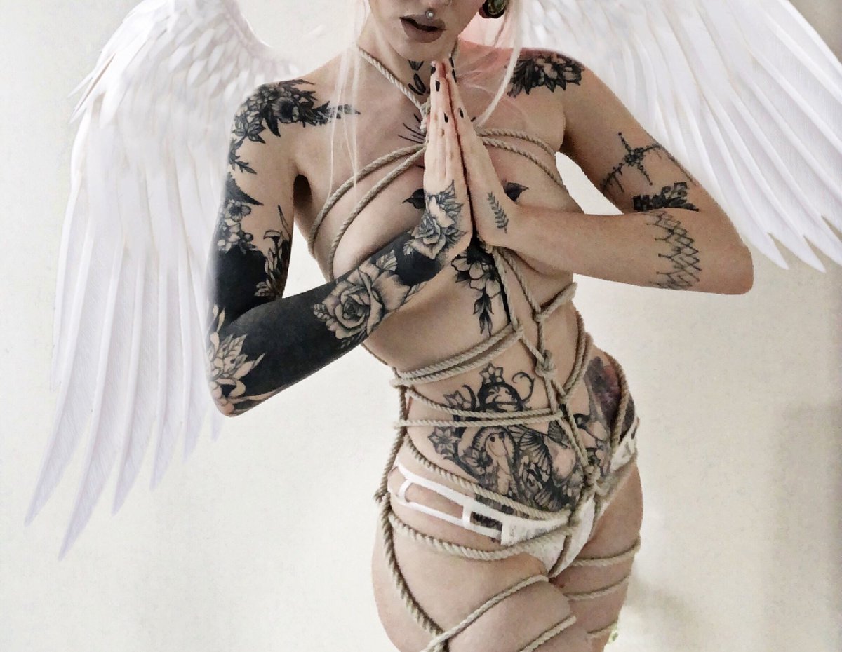 persblck's tweet image. — Una rubia de piernas largas que fuma como una loca no es como te imaginarías a un ángel. ❦