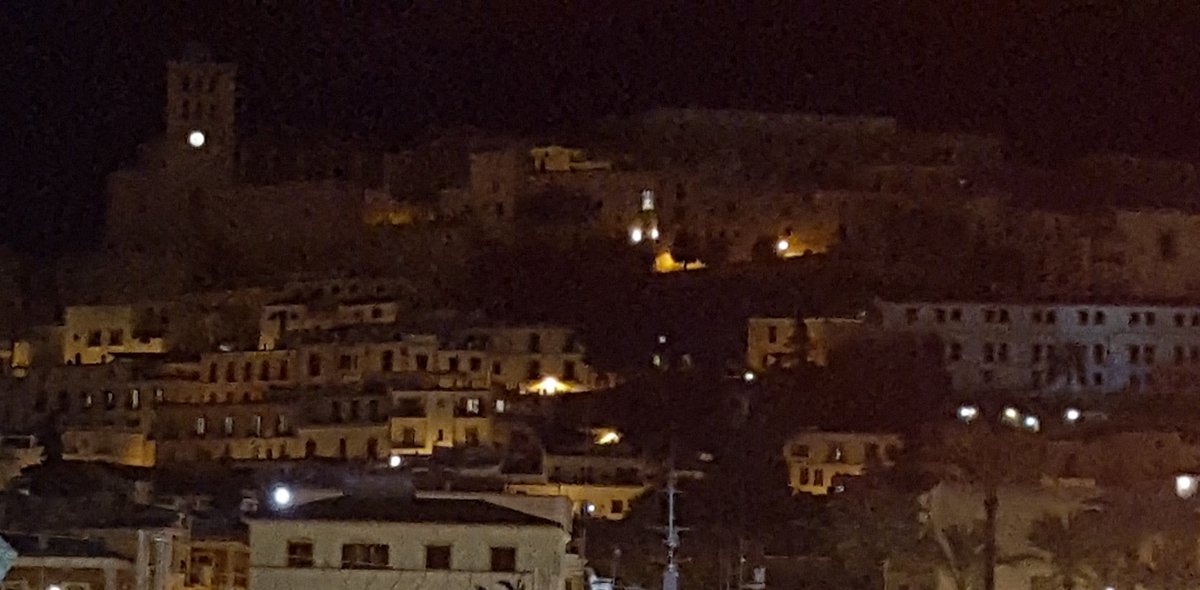 elelopez77's tweet photo. Donam visibilitat a la lluita contra el canvi climàtic. Els monuments d'Eivissa apagats per la #HoraDelPlaneta. #VaraDeRey #Murades #DaltVila https://t.co/v57oPSUPoD