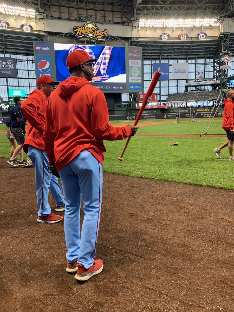 dgoold's tweet photo. Back in Milwaukee, back in blue. Willie McGee and the #Cardinals. https://t.co/MNTyAc7FXy