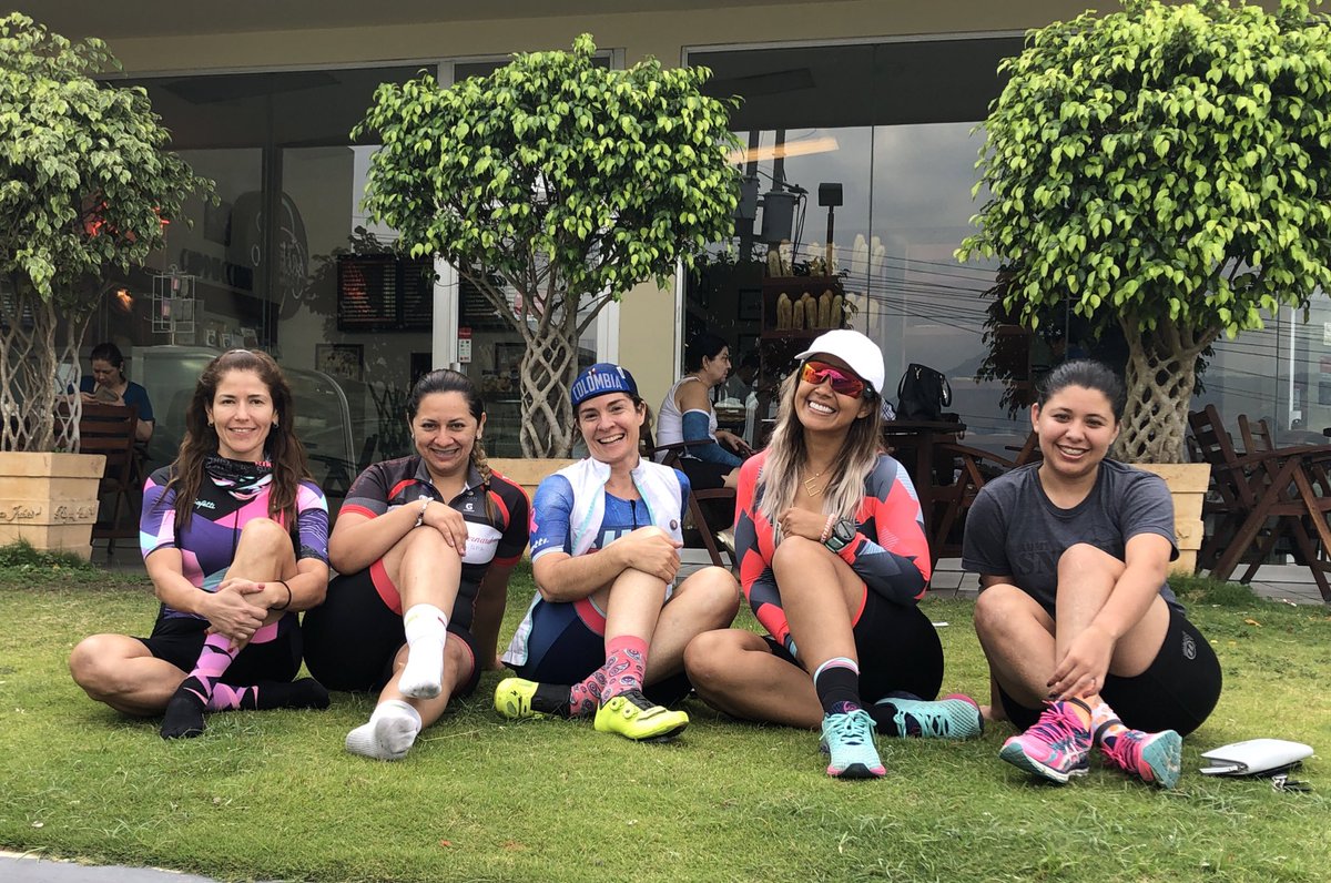 ElenaVillatoro's tweet photo. Después del fondo ! El Girl power en ciclismo de ruta !!
#JoyCycle #girlpower #roadbike #bikegirls https://t.co/ZgGRrk5jah