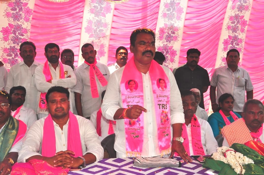 TSandamalla's tweet photo. చొప్పదండి ఎమ్మెల్యే రవిశంకర్ అన్న,జిల్లా గ్రంథాలయ చైర్మన్ ఏనుగు రవీందర్ రెడ్డి అన్న మాట్లాడుతూ ఏప్రిల్ 11 నాడు జరిగే ఎన్నికల్లో కారు గుర్తుకు ఓటు వేసి కరీంనగర్ పార్లమెంట్ టిఆర్ఎస్ అభ్యర్థి బోయినపల్లి వినోద్ అన్నను భారీ మెజారిటీతో గెలిపించాలనీ https://t.co/1octicjdHk